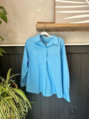 Foxcroft Women's Wrinkle Free Classic Light Blue Button-Up Shirt size 16